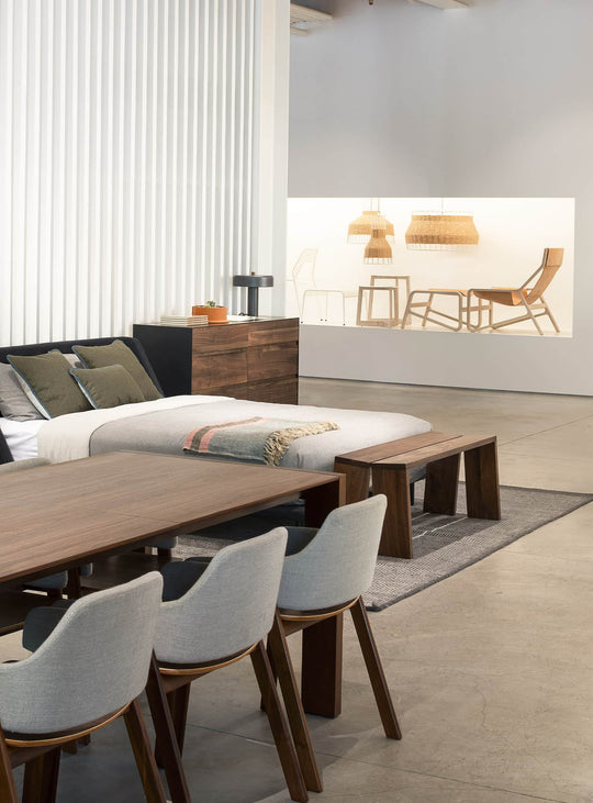 Amicable Split Blu Dot : banc raffiné en chêne blanc ou noyer. noyer