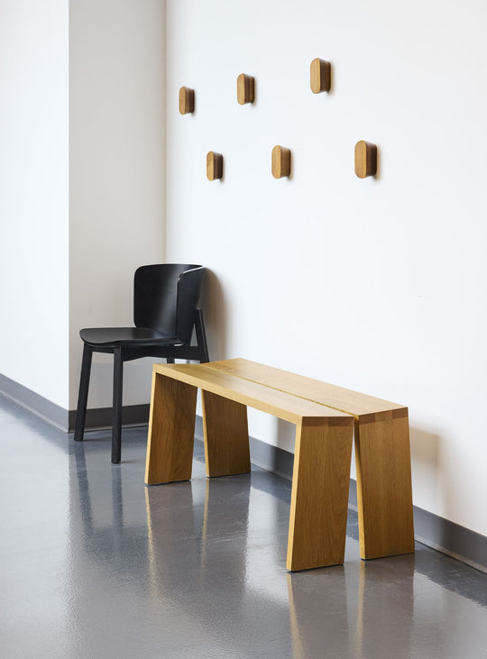 Banc Amicable Split Blu Dot : design sculptural en bois et acier. chene