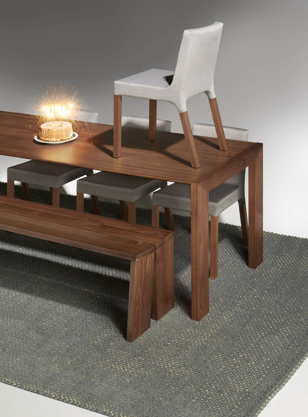 Blu Dot Amicable Split : banc design, solide et harmonieux. noyer