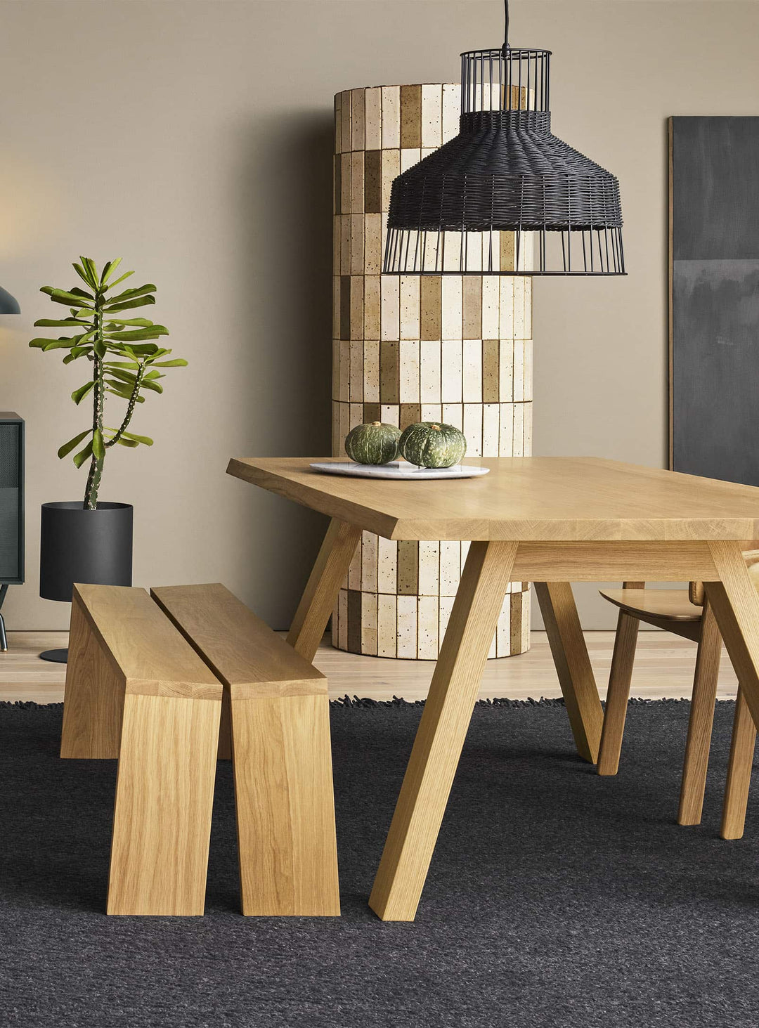 Banc Amicable Split Blu Dot : bois massif et supports en acier laiton. chene
