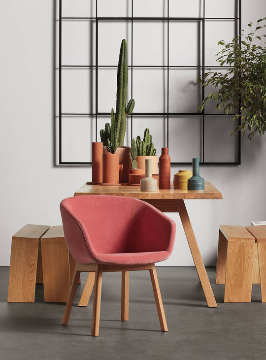 Banc Amicable Split Blu Dot : élégance du bois et équilibre visuel. chene