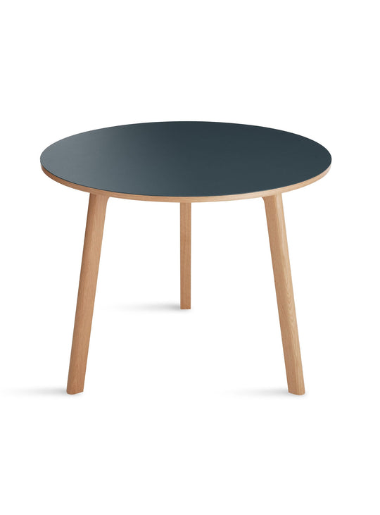 Blu Dot Apt : table contemporaine en noyer ou chêne blanc. vert.