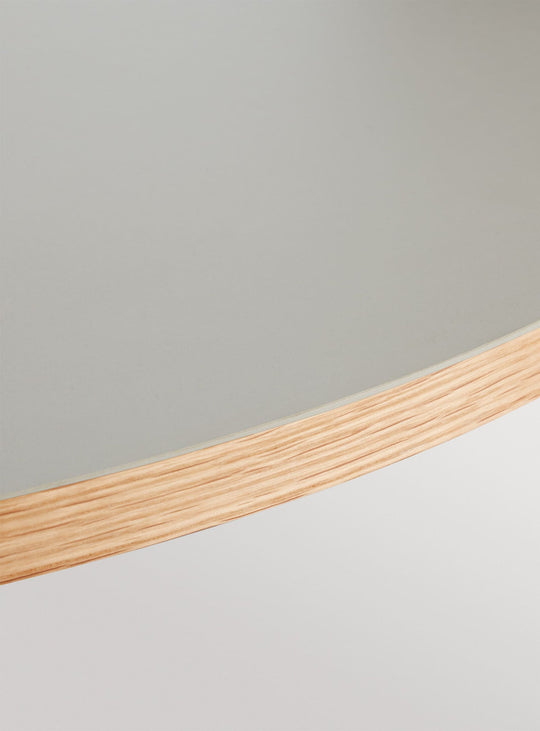 Table Apt de Blu Dot : design raffiné et format idéal pour 2 à 4 personnes. gris.