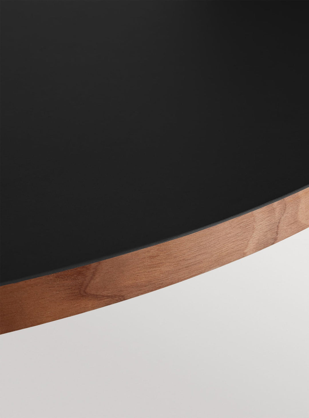 Table Apt de Blu Dot : compacte, conviviale et naturellement élégante. noir.