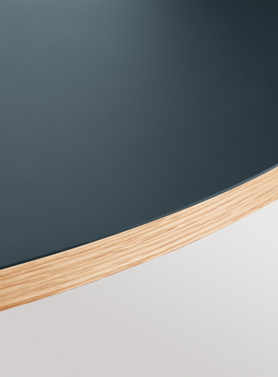 Table Apt Blu Dot : design scandinave et esprit chaleureux. vert.