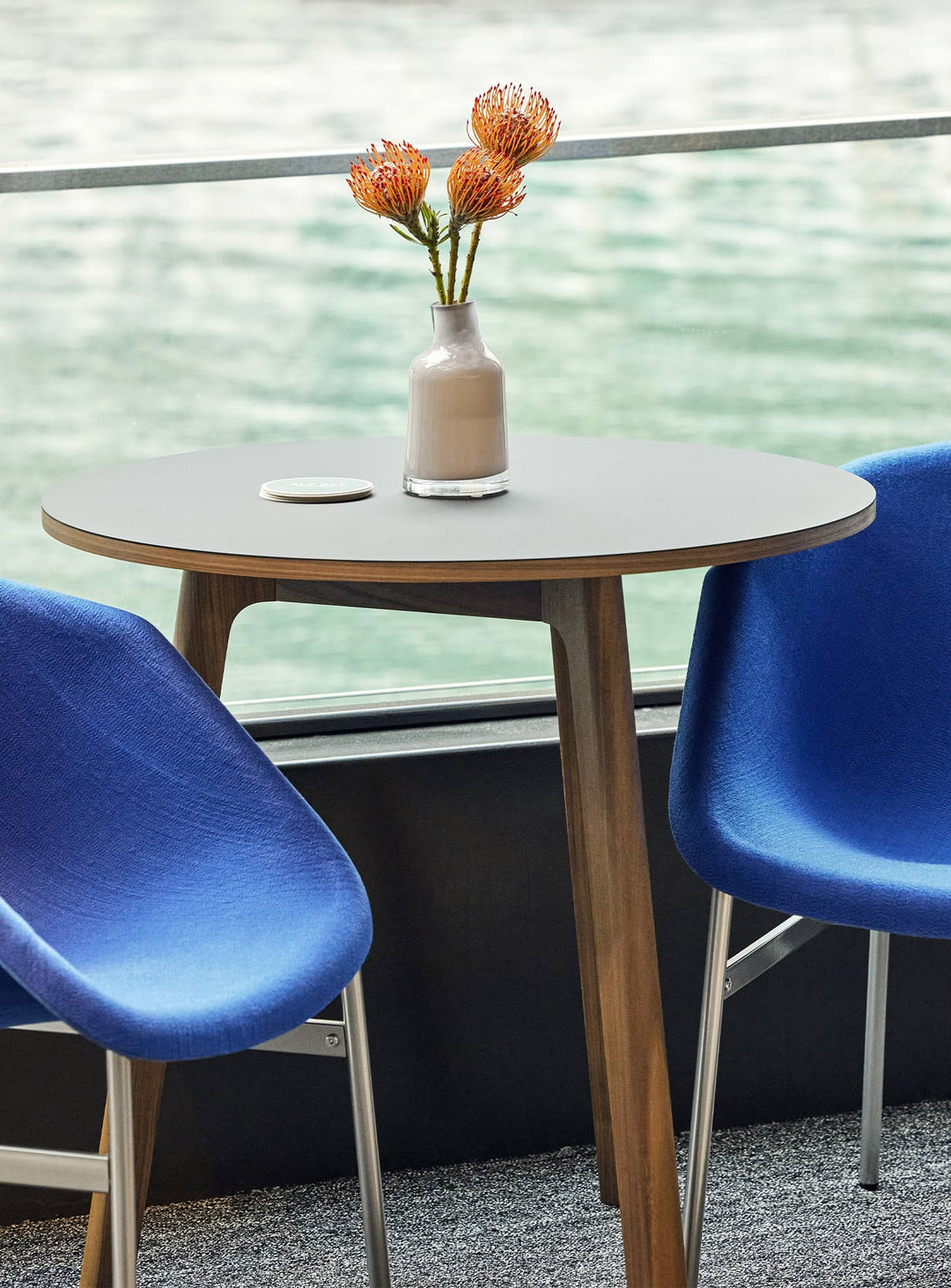 Table Apt de Blu Dot : design scandinave, bois massif et élégance simple. noir