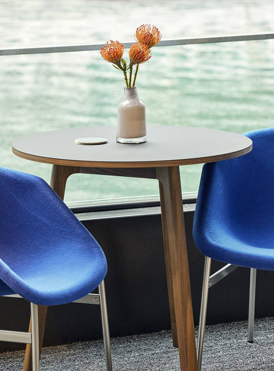 Table Apt de Blu Dot : design scandinave, bois massif et élégance simple. noir