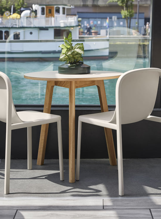 Blu Dot Apt : table en bois au design sobre et intemporel. gris.