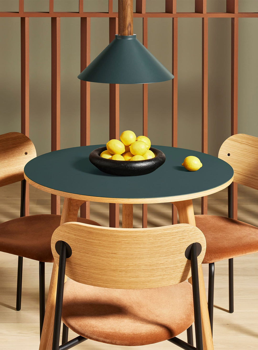 Table Apt Blu Dot : petite table moderne, pratique et raffinée. vert.