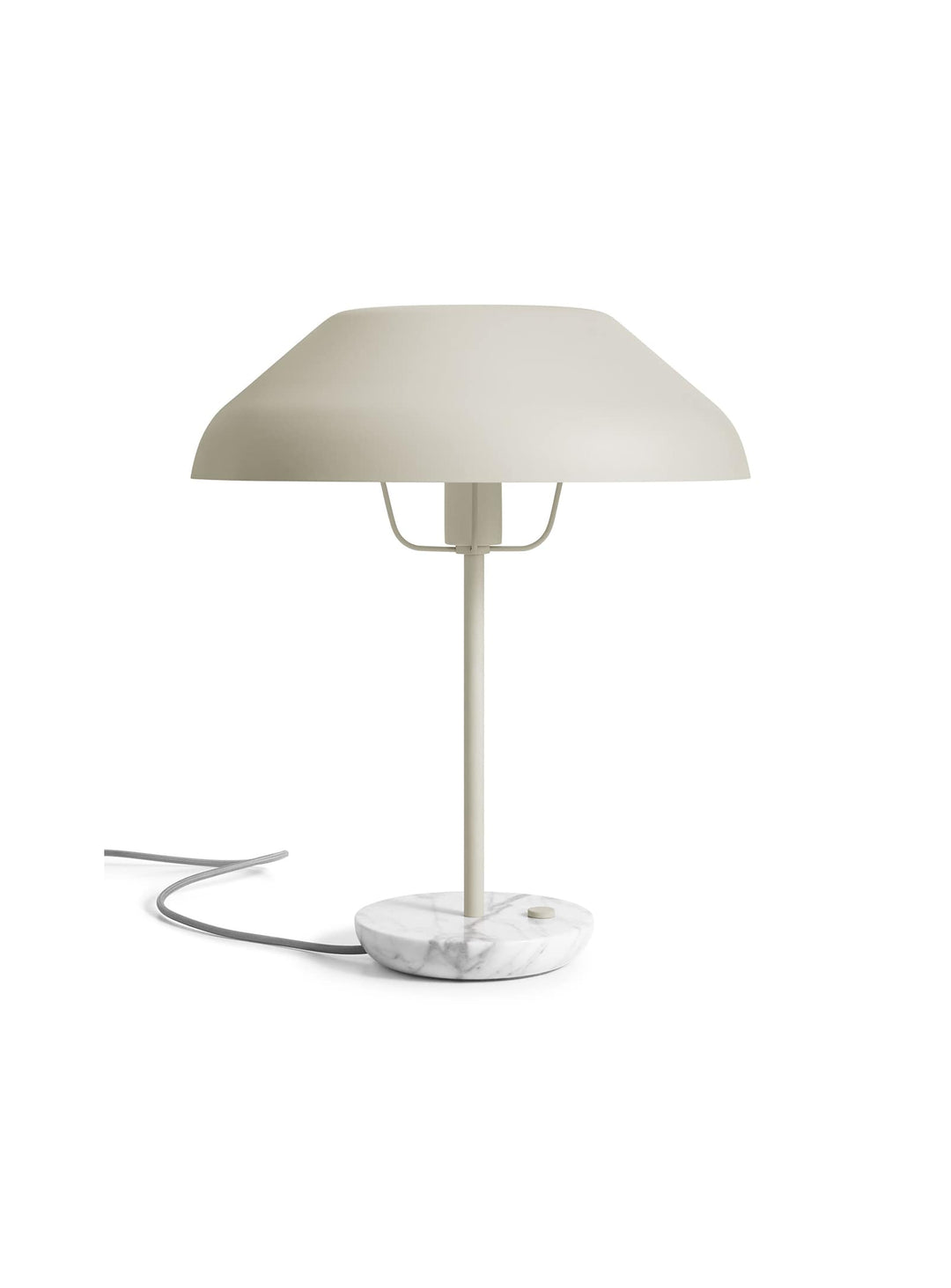 Élevez votre déco avec la lampe de table Beau de Blu Dot, élégante et fonctionnelle. Beige.