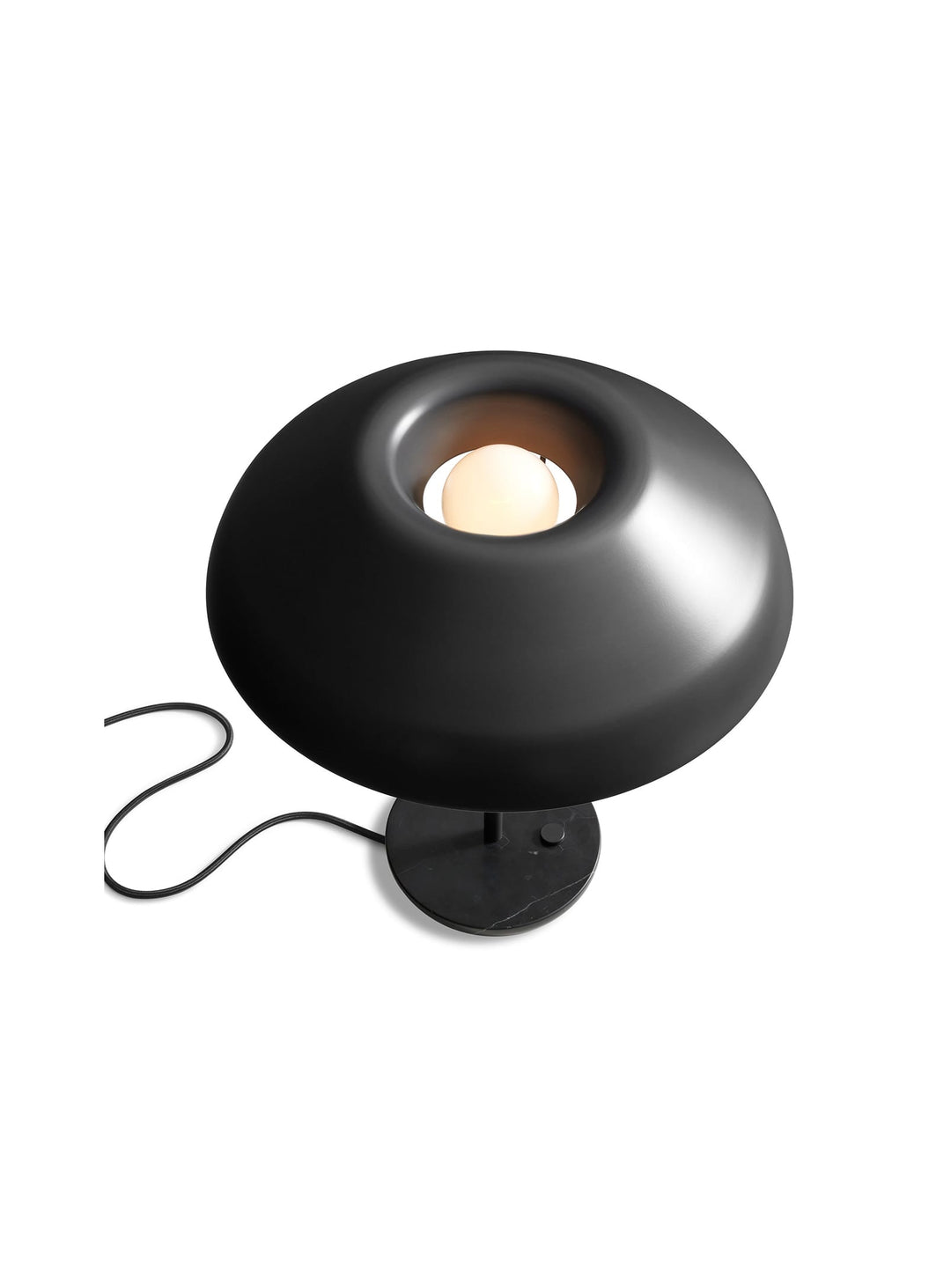 La lampe de table Beau de Blu Dot, un design subtil entre élégance et modernité. Noir.
