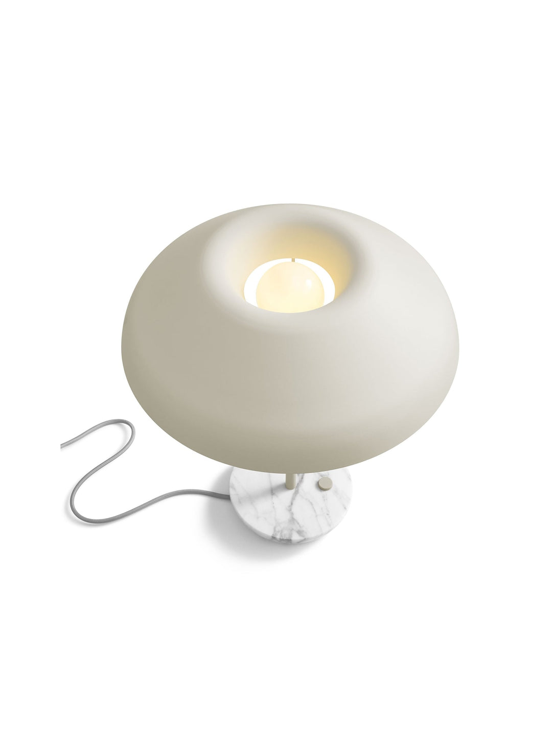 Apportez sophistication et style à vos pièces avec la lampe de table Beau de Blu Dot. Beige.