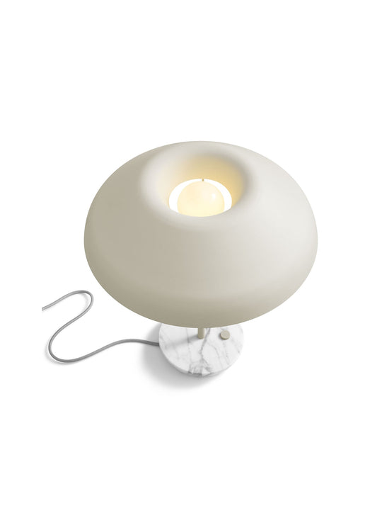 Apportez sophistication et style à vos pièces avec la lampe de table Beau de Blu Dot. Beige.