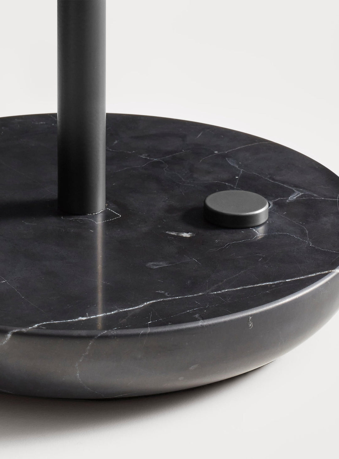 Élégance et praticité se rencontrent dans la lampe de table Beau de Blu Dot. Noir.