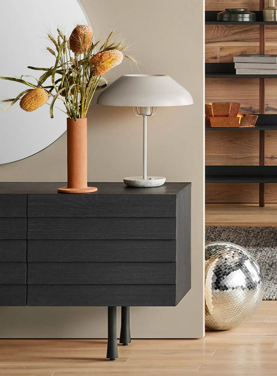 La lampe de table Beau de Blu Dot allie base en marbre raffiné et abat-jour en acier moderne. Beige.