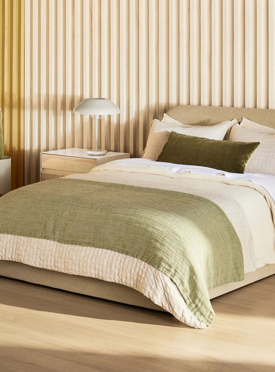 Modernité et raffinement définissent la lampe de table Beau de Blu Dot. Beige.