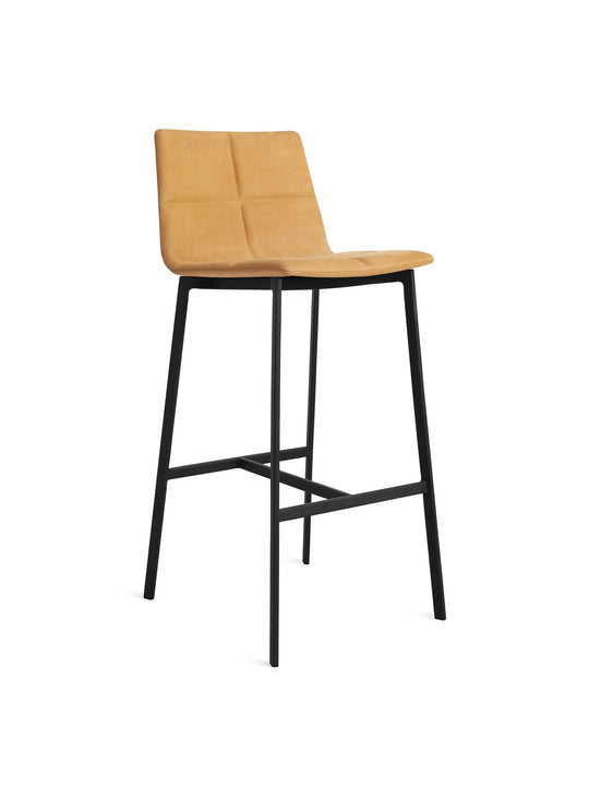 Tabouret de bar Between Us Blu Dot : tabouret moderne, coque bois et style chic. camel leather