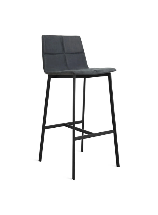 Tabouret de bar Between Us Blu Dot : tabouret design, idéal pour bar ou cuisine. ink leather