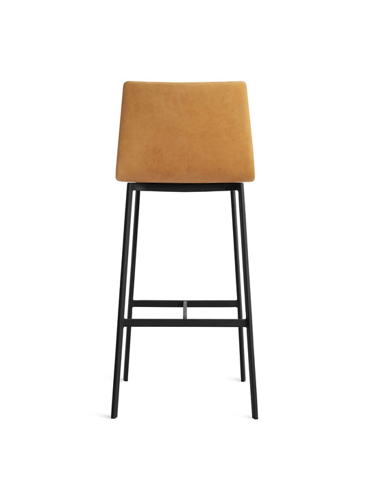 Tabouret de bar Between Us Blu Dot : tabouret contemporain, idéal pour îlot haut. camel leather