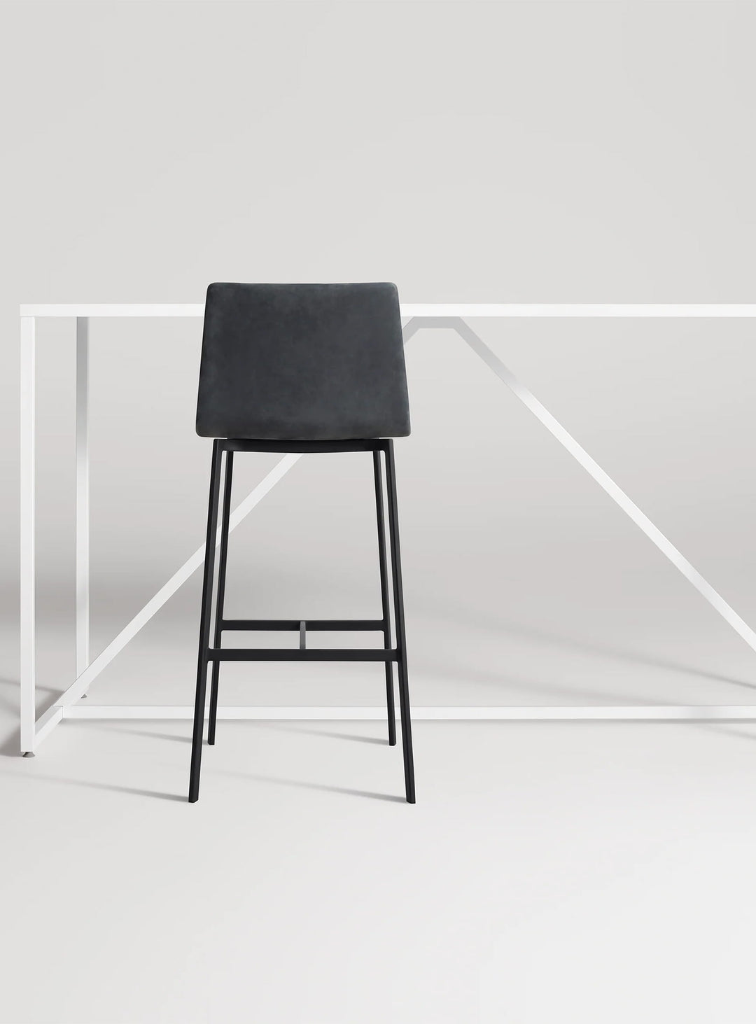 Tabouret de bar Between Us Blu Dot : tabouret moderne, piètement acier noir. ink leather