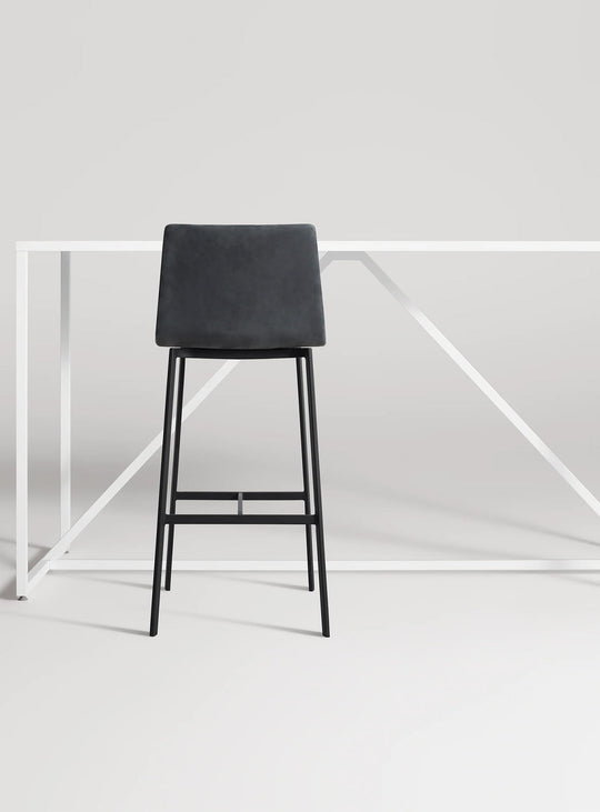 Tabouret de bar Between Us Blu Dot : tabouret moderne, piètement acier noir. ink leather