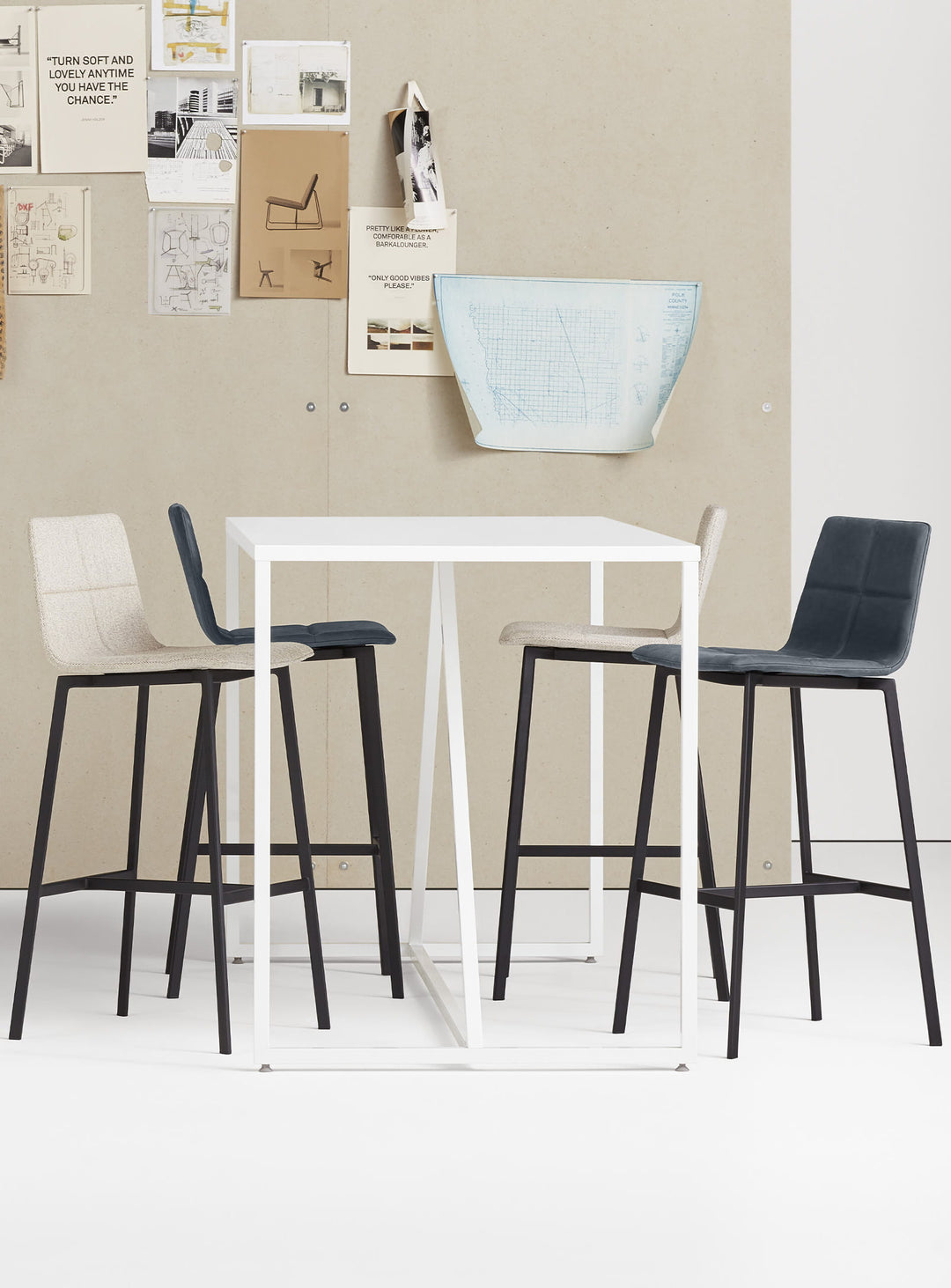 Tabouret de bar Between Us Blu Dot : tabouret design, bois et acier élégant. tait stone