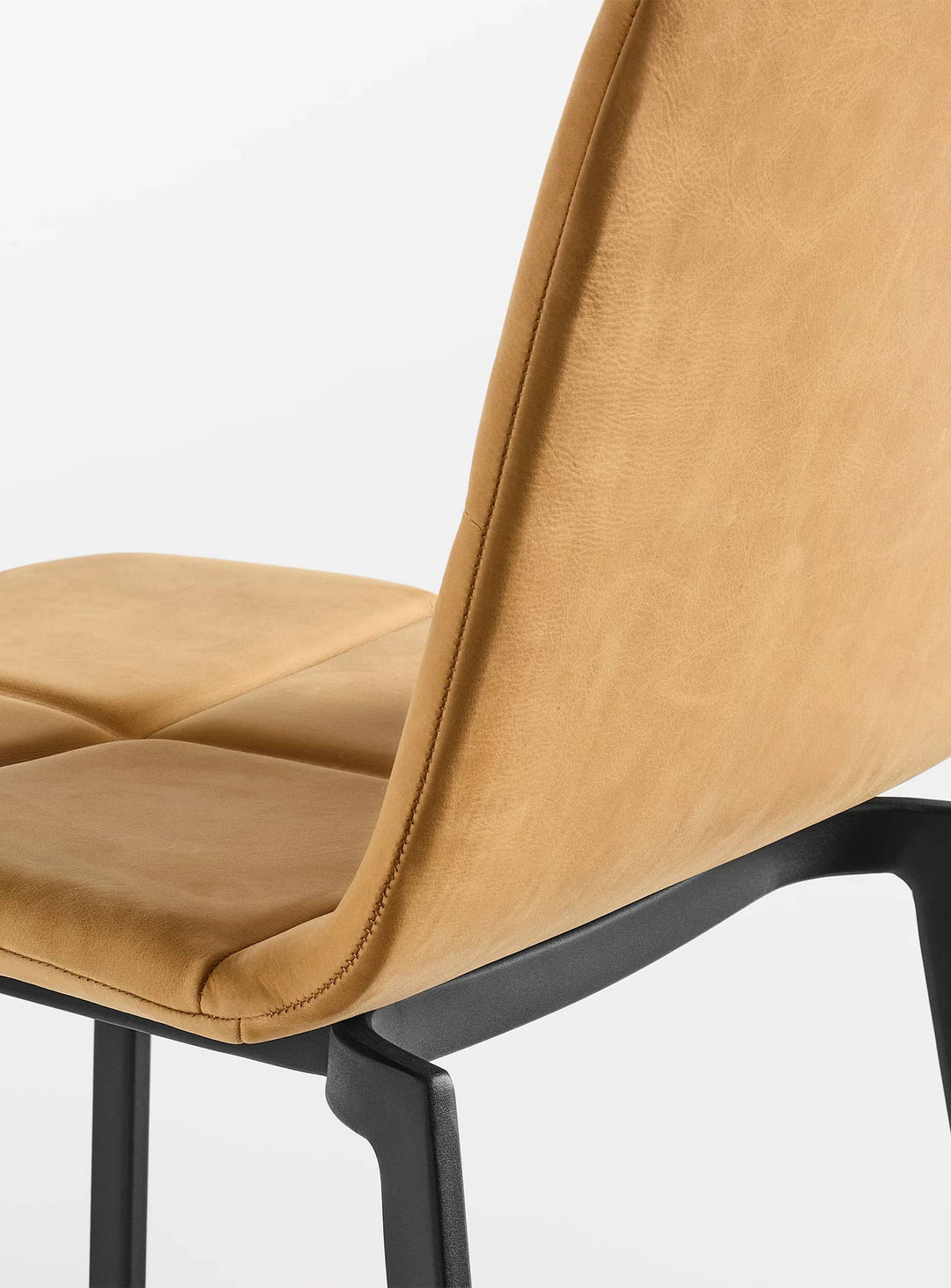 Tabouret de comptoir Between Us Blu Dot : tabouret contemporain, idéal pour îlot cuisine. camel leather