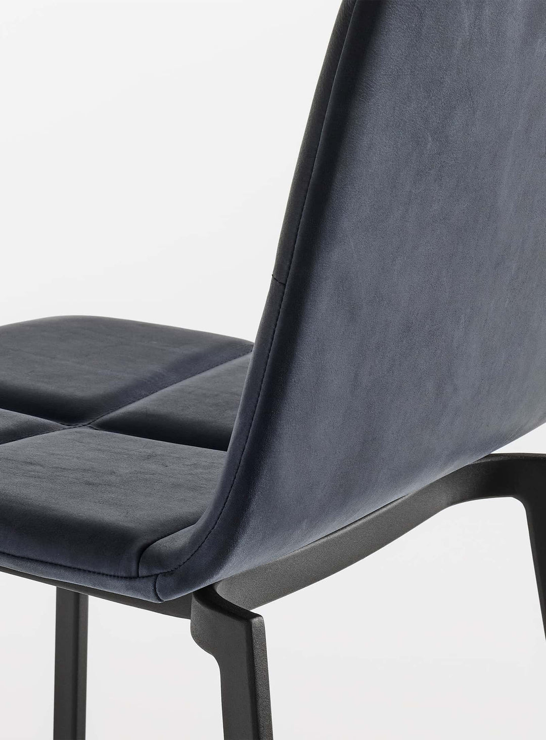 Tabouret de comptoir Between Us Blu Dot : tabouret design, style minimaliste chic. ink leather