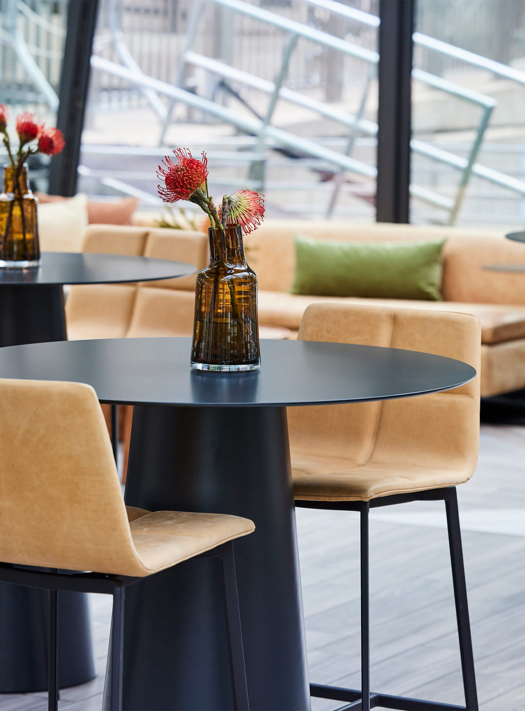 Tabouret de comptoir Between Us Blu Dot : tabouret design, bois et acier moderne. camel leather