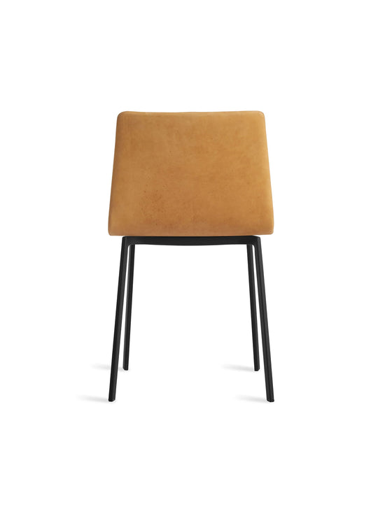 Chaise Between Us Blu Dot : chaise contemporaine, parfaite pour intérieur design. camel leather