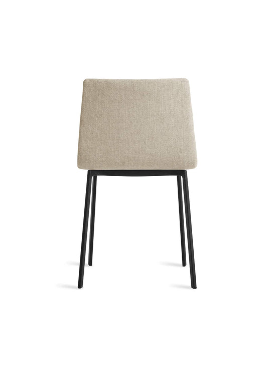 Chaise Between Us Blu Dot : chaise design, assise rembourrée confortable. tait stone