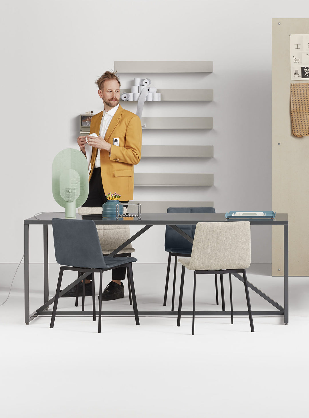 Chaise Between Us Blu Dot : chaise design, bois et acier au style contemporain. tait stone