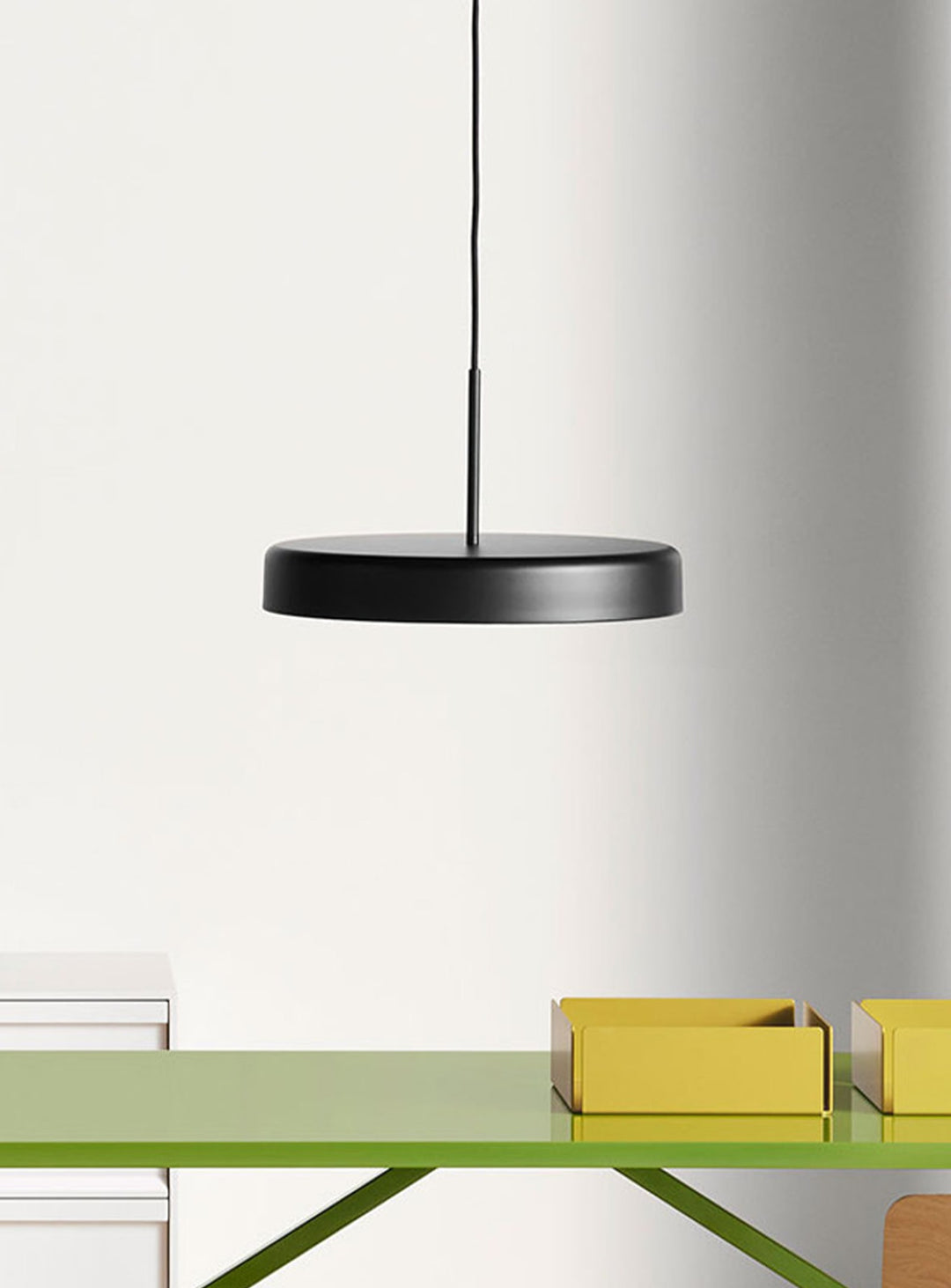 Lampe suspendue Bobber de Blu Dot : lumière douce et design minimaliste. Noir.