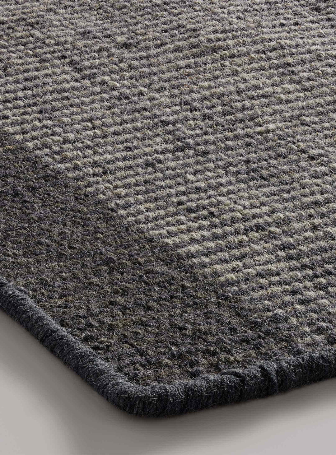 Blu Dot Bousta : tapis artisanal au motif minimaliste et raffiné. mix 1