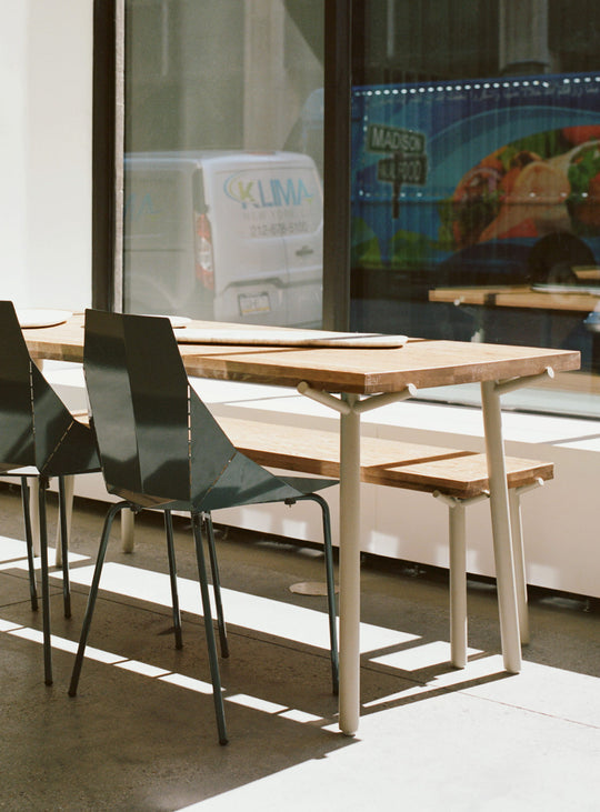 Banc Blu Dot Branch : un design minimaliste avec plateau en chêne massif. chene et blanc