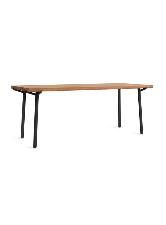 La table à manger Blu Dot Branch apporte chaleur et modernité à votre intérieur. chene et noir