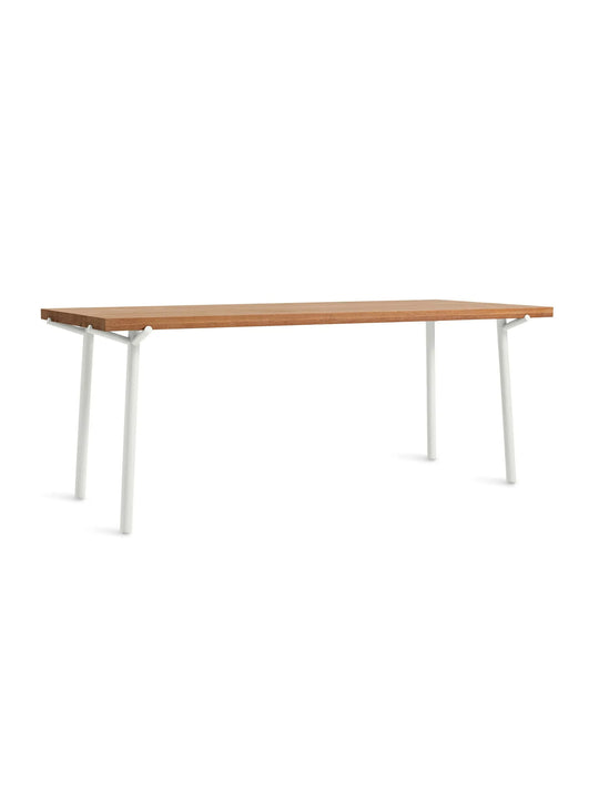 Table à manger Blu Dot Branch : une alliance élégante de chêne brossé et d'acier laqué. chene et blanc