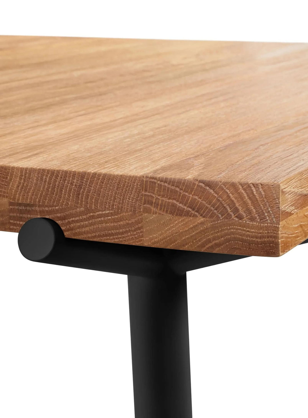 Optez pour la table à manger Blu Dot Branch, idéale pour recevoir avec élégance. chene et noir