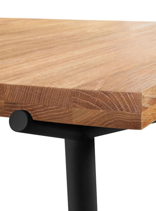 Optez pour la table à manger Blu Dot Branch, idéale pour recevoir avec élégance. chene et noir