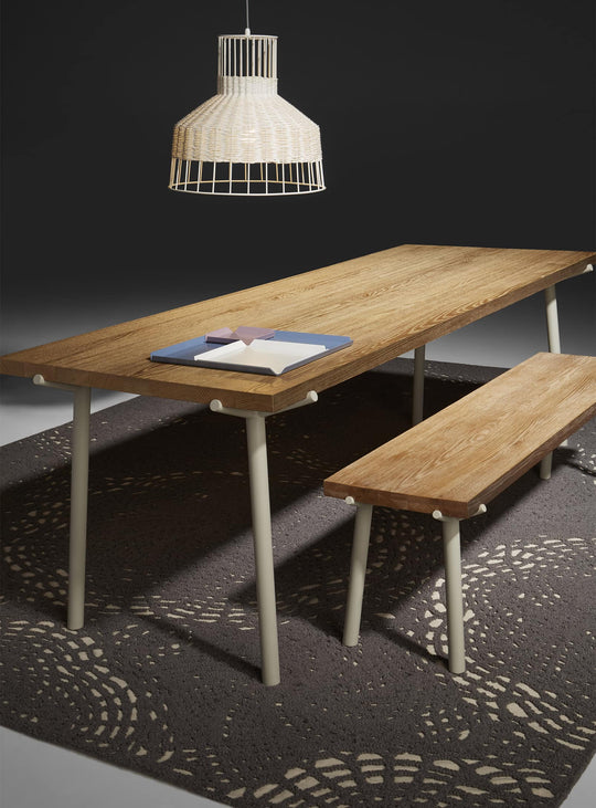 Table à manger Blu Dot Branch : chêne massif et acier pour un design contemporain et durable. chene et blanc