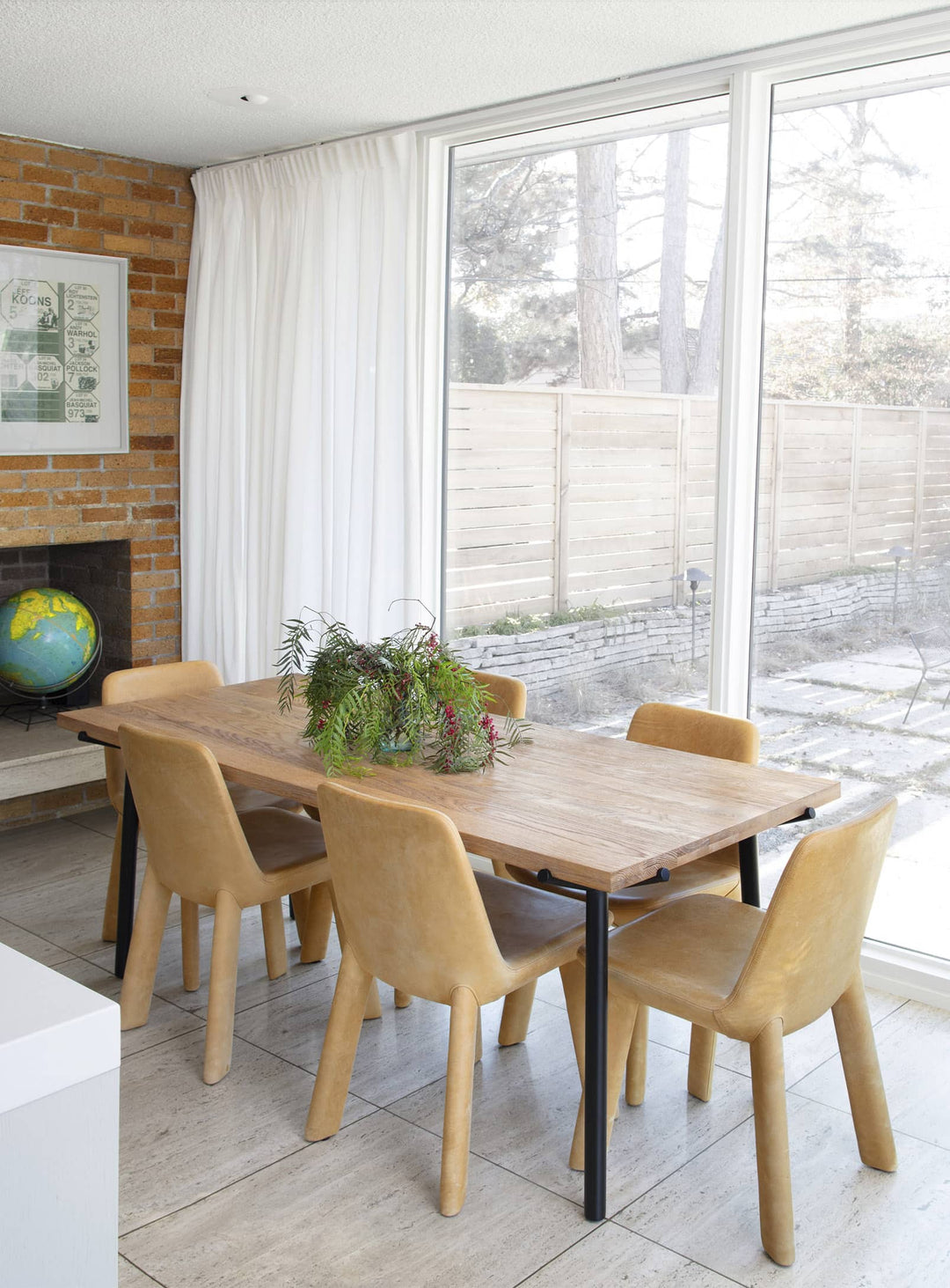 Table à manger Blu Dot Branch : une création contemporaine pour salle à manger ou bureau. chene et noir