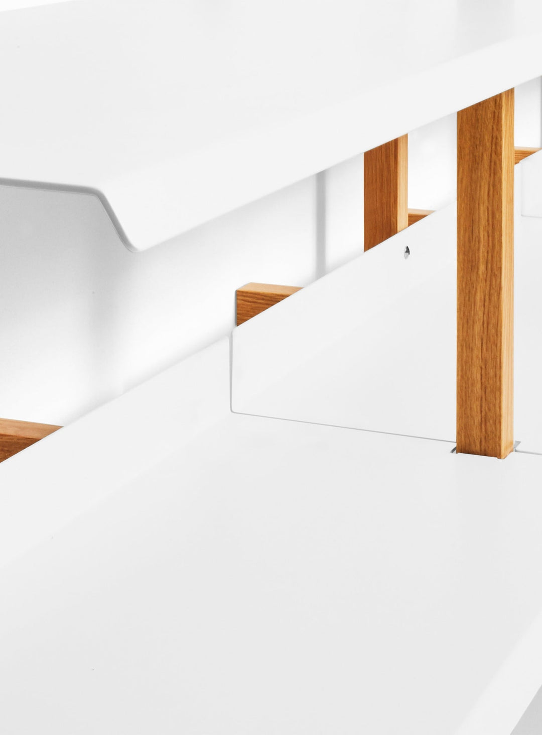 Blu Dot Browser, bibliothèque en chêne ou noyer au style contemporain. blanc