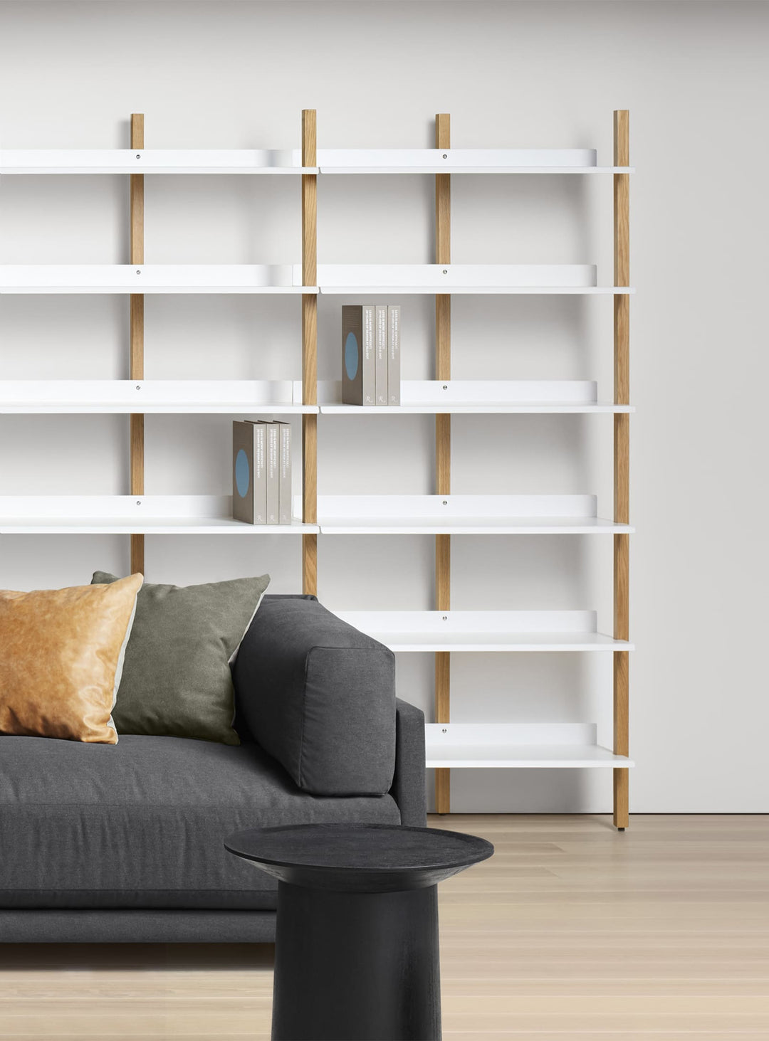 Browser de Blu Dot, bibliothèque murale chic et personnalisable. blanc.