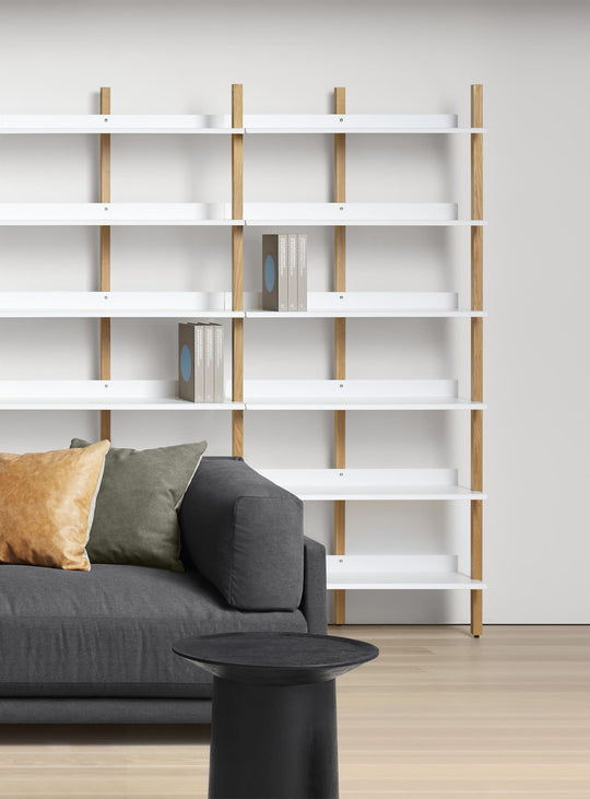 Browser de Blu Dot, bibliothèque murale chic et personnalisable. blanc.