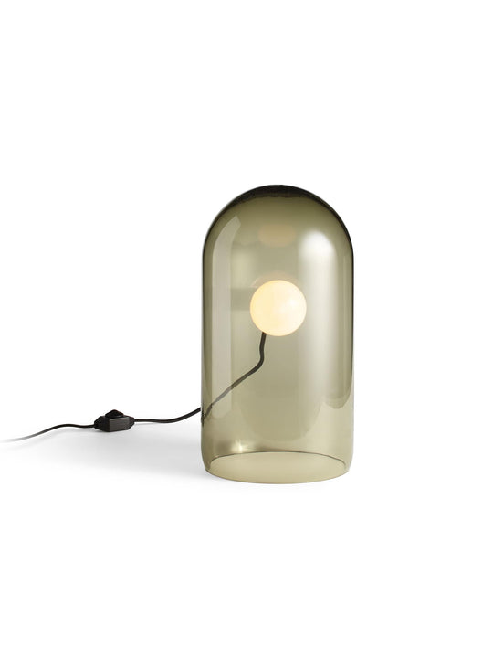 La lampe de table Bub de Blu Dot diffuse une lumière douce et chaleureuse.