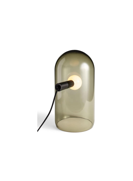 Verre teinté olive et variateur intégré définissent la lampe de table Bub de Blu Dot.
