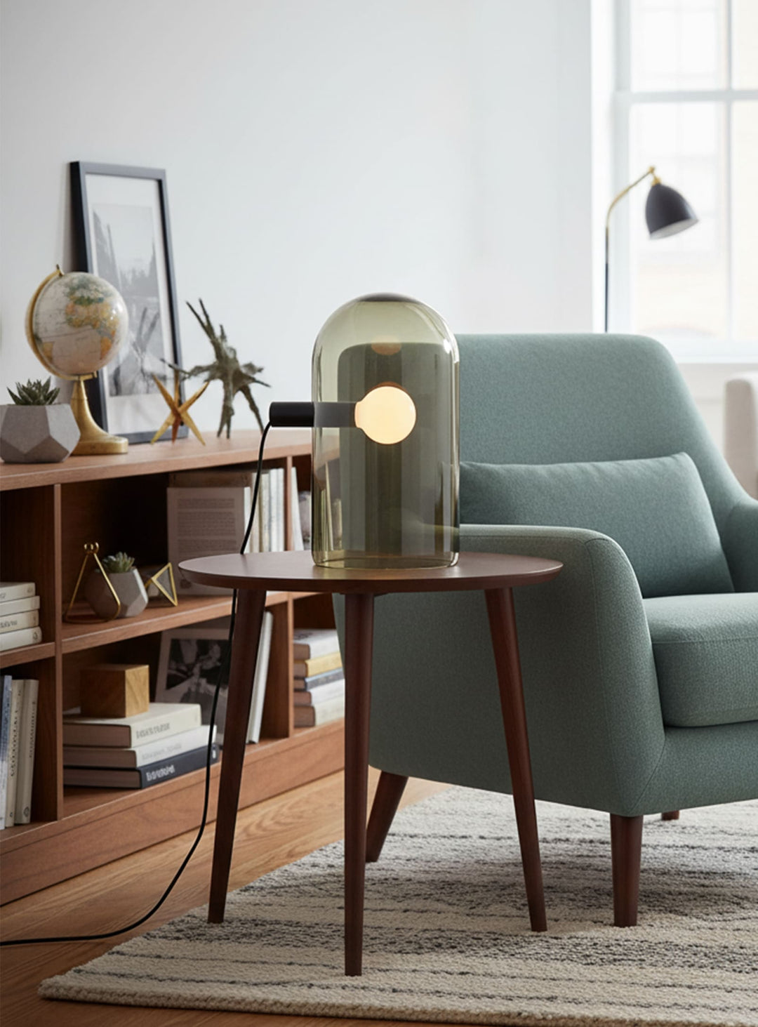 La lampe de table Bub de Blu Dot : verre soufflé et design minimaliste intemporel.