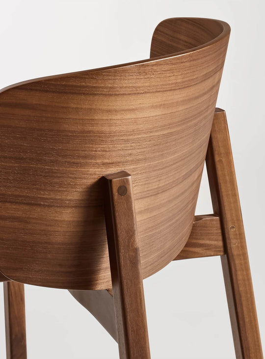 Tabouret de bar Buddy Blu Dot : tabouret design, idéal pour îlot cuisine. noyer