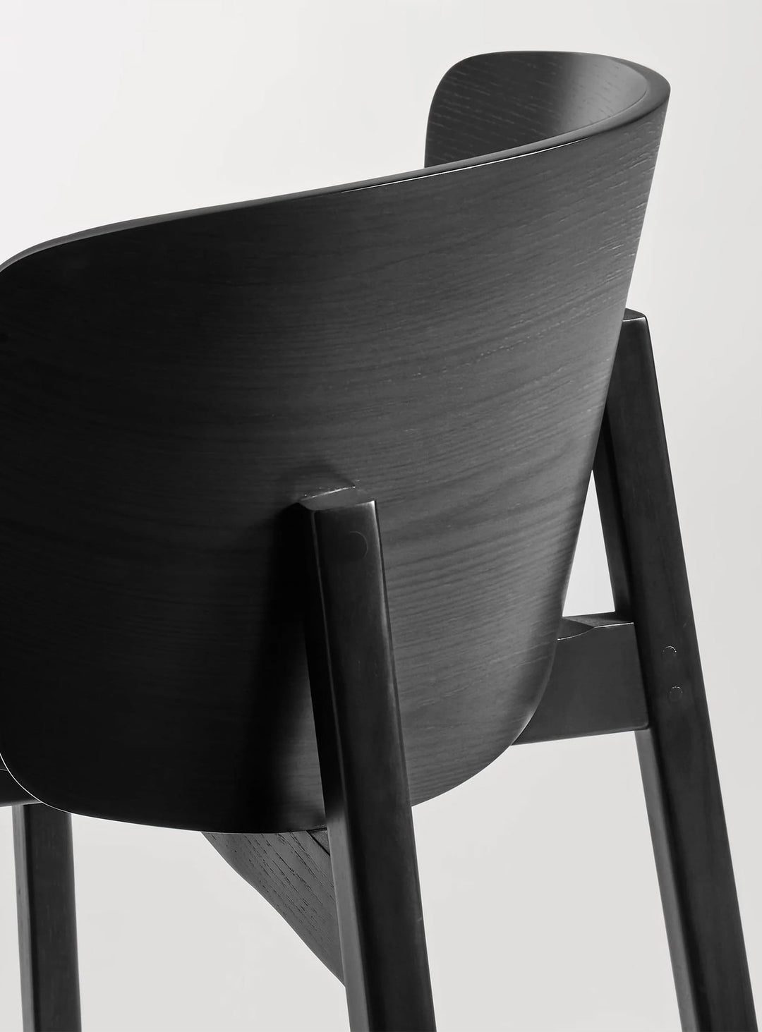 Tabouret de bar Buddy Blu Dot : tabouret moderne, bois et finition raffinée. frene noir