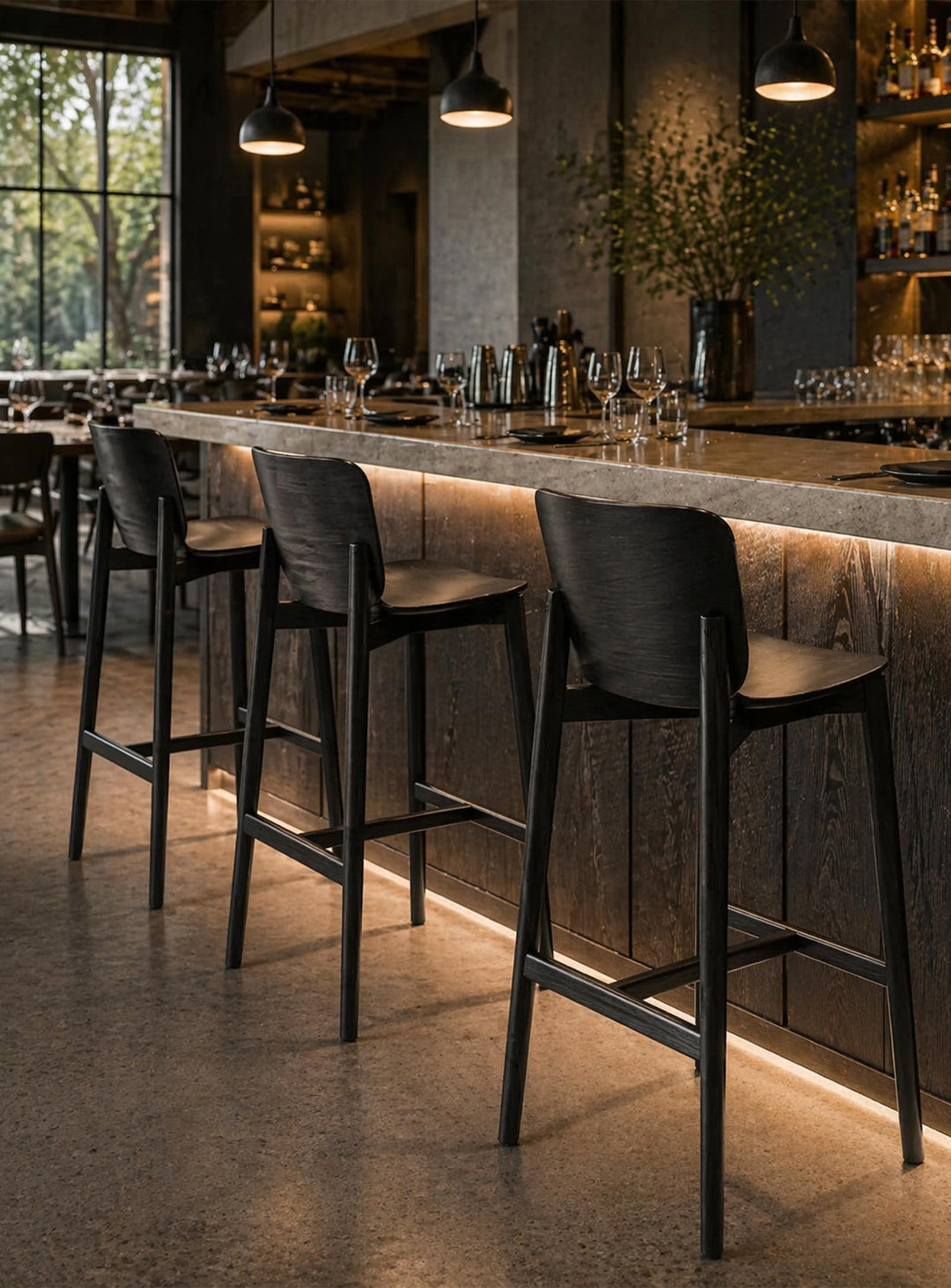 Tabouret de bar Buddy Blu Dot : tabouret design, chêne ou noyer élégant. frene noir